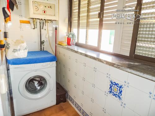 Casa de pueblo con muchas posibilidades en 1 línea de mar