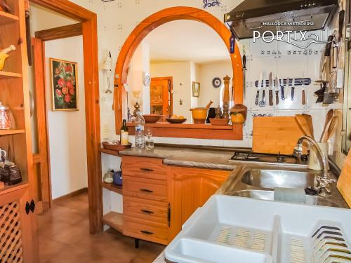 Casa de pueblo con muchas posibilidades en 1 línea de mar