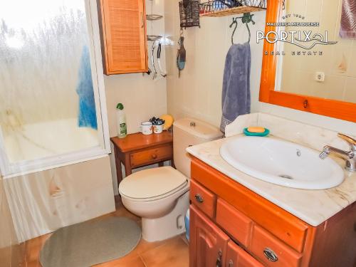 Casa de pueblo con muchas posibilidades en 1 línea de mar