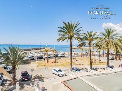 Casa de pueblo con muchas posibilidades en 1 línea de mar