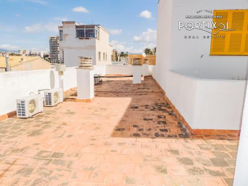Casa de pueblo con muchas posibilidades en 1 línea de mar