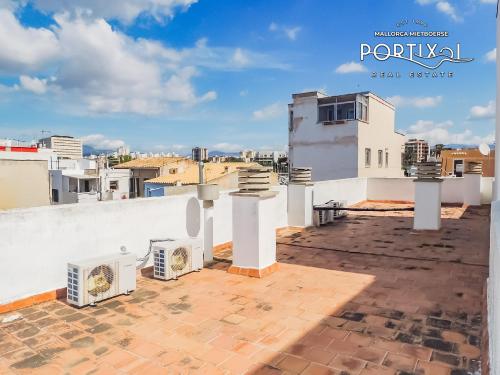 Casa de pueblo con muchas posibilidades en 1 línea de mar