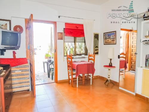 Casa de pueblo con muchas posibilidades en 1 línea de mar