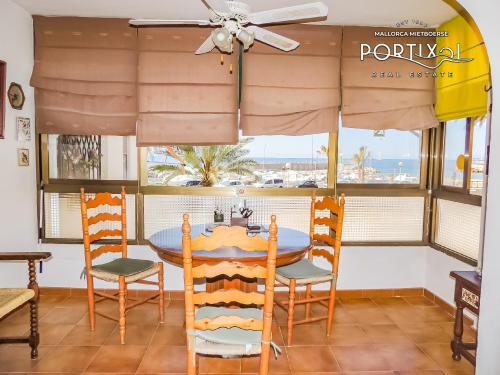 Casa de pueblo con muchas posibilidades en 1 línea de mar