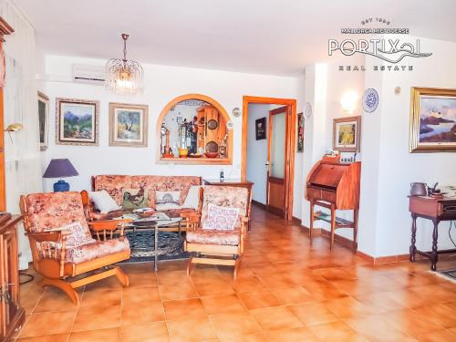 Casa de pueblo con muchas posibilidades en 1 línea de mar