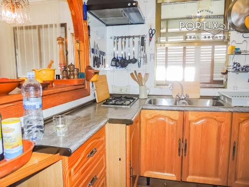 Casa de pueblo con muchas posibilidades en 1 línea de mar